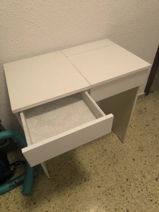 Mesa tocador maquillaje uñas espejo