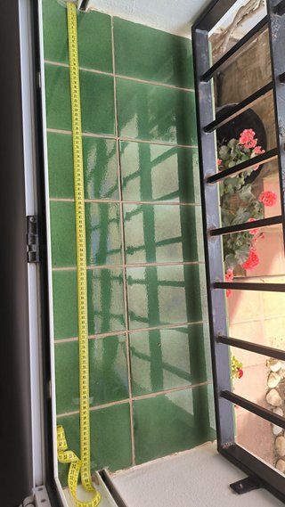 Ventana aluminio oscilobatiente con reja