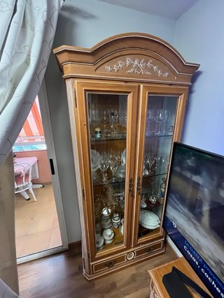 Vitrina madera maciza con puertas de cristal