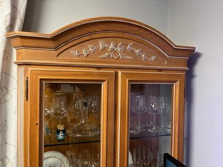 Vitrina madera maciza con puertas de cristal