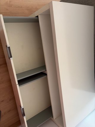 Mueble de salón blanco con ruedas