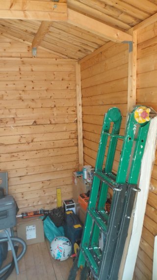 Caseta de madera con puertas de cristal