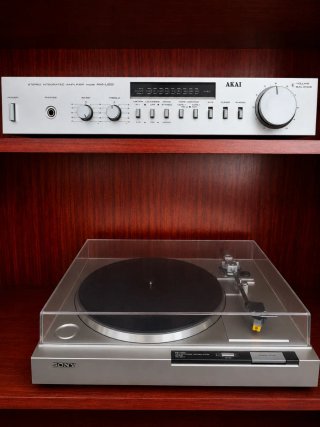 Amplificador Akai AM-U22 y Tocadiscos Sony PS-1000