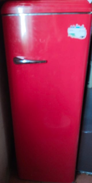 Frigorífico con congelador rojo