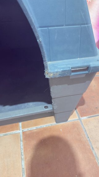 Caseta para perro de plástico gris