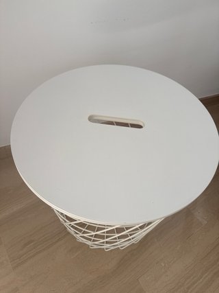 Mesa auxiliar blanca con almacenaje