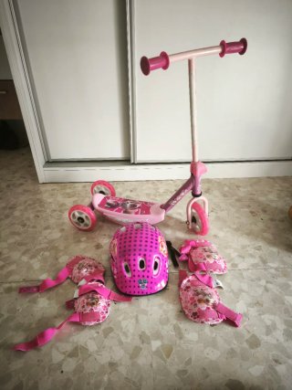 Patinete infantil rosa con casco y protecciones