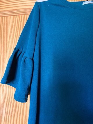 Vestido azul con mangas acampanadas