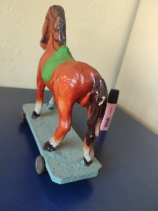Caballo de arrastre antiguo con ruedas
