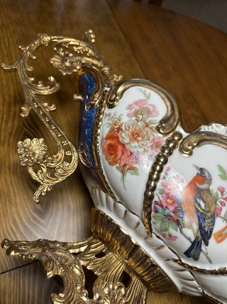 Centro de mesa clásico dorado con aves