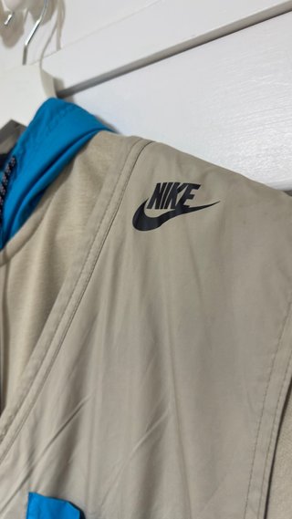 Sudadera y chameco Nike Beige-Azul eléctrico.