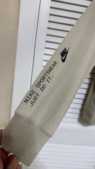 Sudadera y chameco Nike Beige-Azul eléctrico.