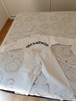 2 kimonos de Taekwondo con cinturones de niño