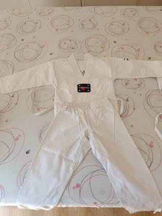 2 kimonos de Taekwondo con cinturones de niño
