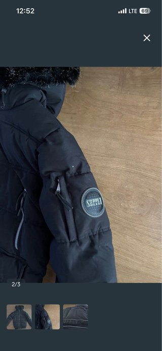 Abrigo negro Supply&Demand con capucha