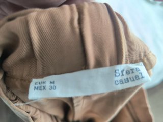 Pantalón beige con cinturón