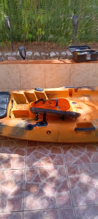 Kayak de pesca naranja y negro