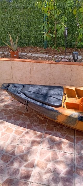 Kayak de pesca naranja y negro