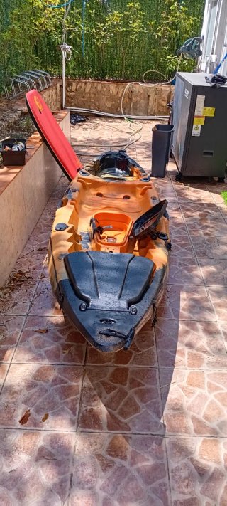 Kayak de pesca naranja y negro