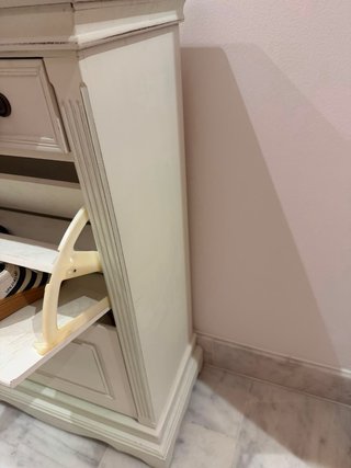 Zapatero blanco y dorado