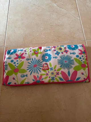 Cambiador de pañales estampado floral marca tuctuc