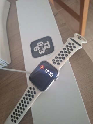 iPhone 16 Pro 256 GB dorado + apple watch SE 1