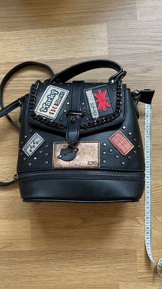 Mochila Negra con Detalles Dorados