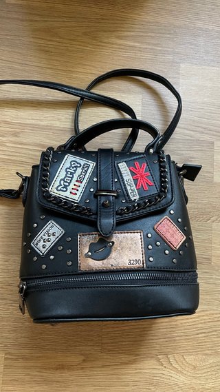 Mochila Negra con Detalles Dorados
