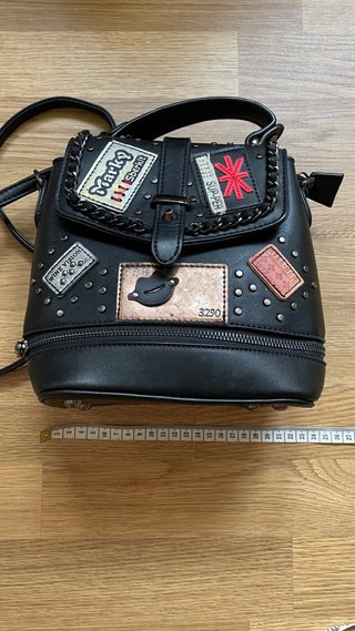 Mochila Negra con Detalles Dorados
