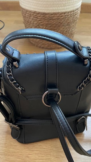Mochila Negra con Detalles Dorados
