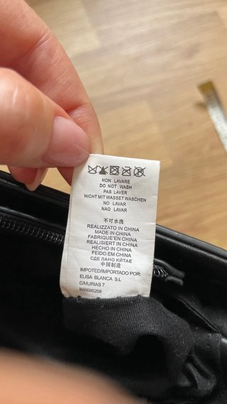 Mochila Negra con Detalles Dorados