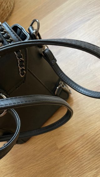 Mochila Negra con Detalles Dorados