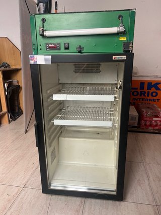 Nevera expositora Coreco con puerta de cristal