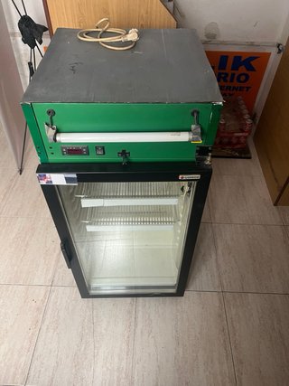 Nevera expositora Coreco con puerta de cristal