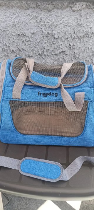 Transportín para mascotas de la marca Freedog. Es