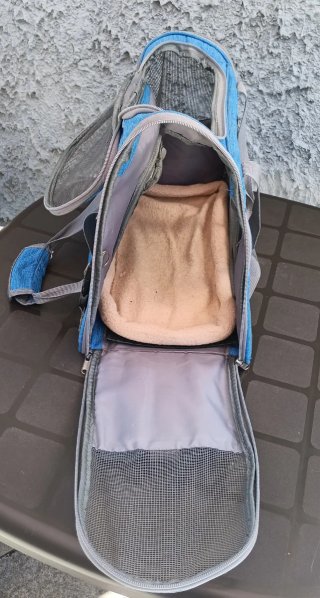 Transportín para mascotas de la marca Freedog. Es