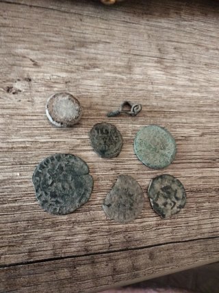 Lote de monedas antiguas y broche