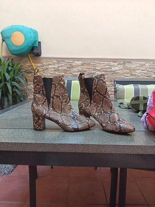 Botines tacón estampado serpiente