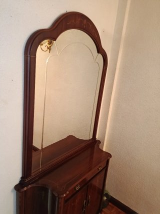 Mueble recibidor clásico con espejo