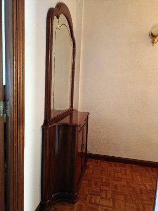 Mueble recibidor clásico con espejo