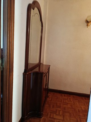 Mueble recibidor clásico con espejo