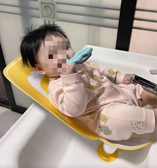 Soporte para lavar culito bebé en pica
