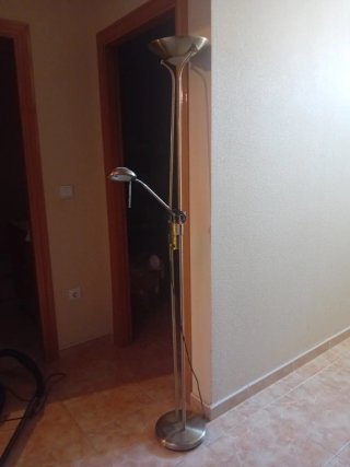 Lámpara de pie metálica dorada