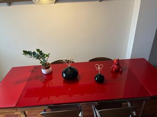 Mesa comedor roja con 4 sillas