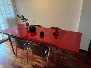 Mesa comedor roja con 4 sillas