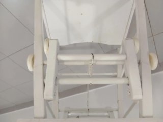 Trona de madera blanca