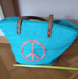 Capazo azul con detalles en rosa