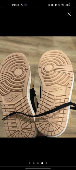 Nike Air Jordan 1 Beige y Negro