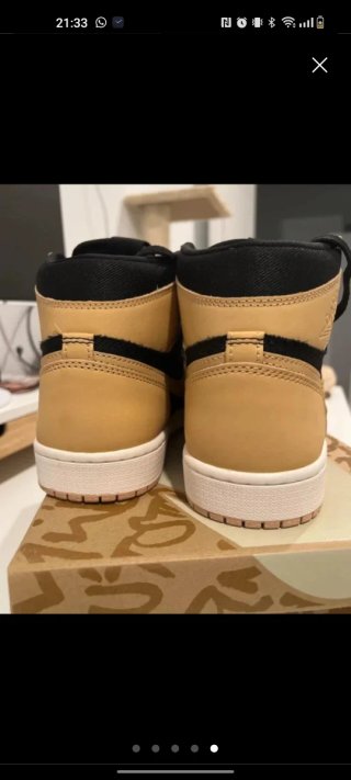 Nike Air Jordan 1 Beige y Negro