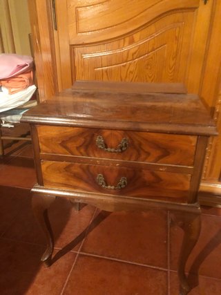 Mesita de noche de madera antigua